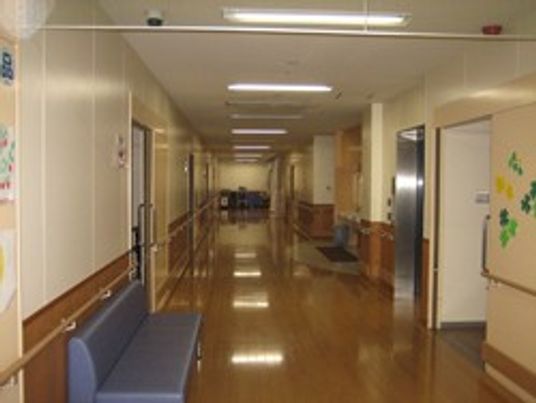 長い廊下とベンチ
