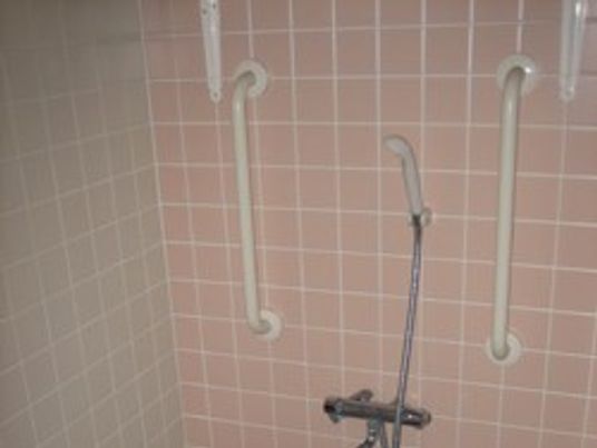 手すり付きの浴室