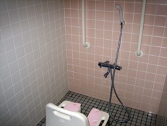 安全な設備の浴室