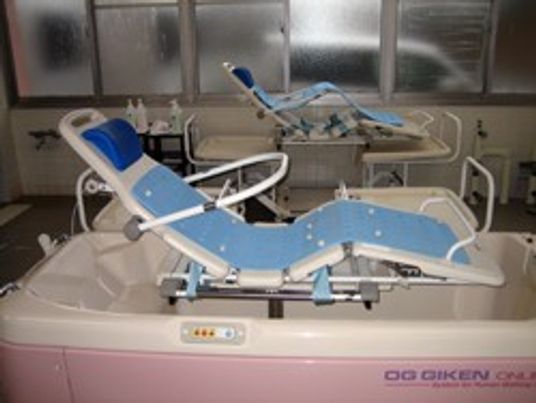 機能的な設備の浴室