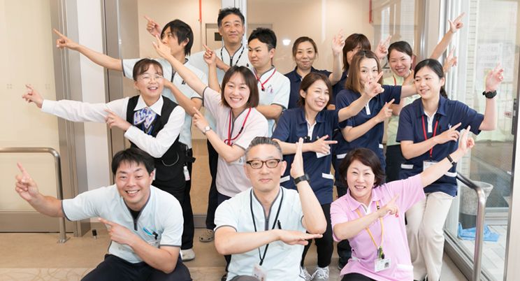 笑顔のスタッフが集合する人々
