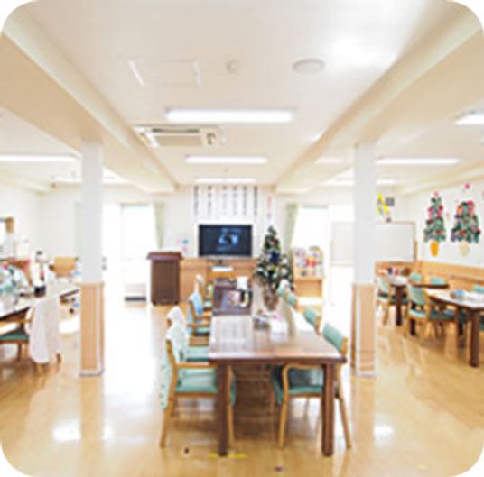 光が差し込む広い部屋