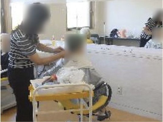 居室で作業する人々