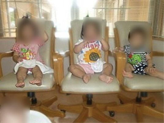 椅子に座る三人の様子