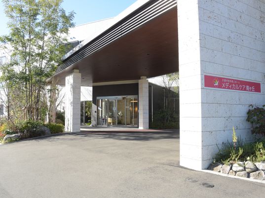 エントランスと庭園