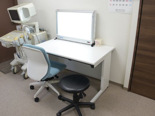 検査機器とデスクの部屋