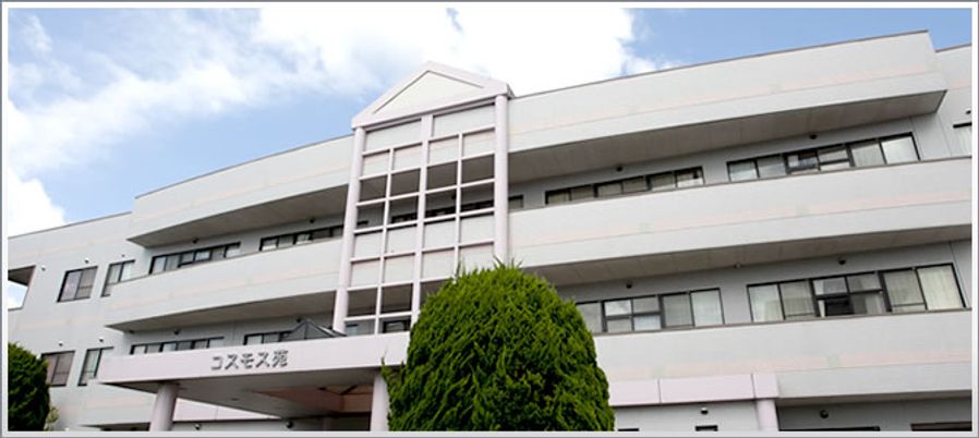 明るい外観の建物