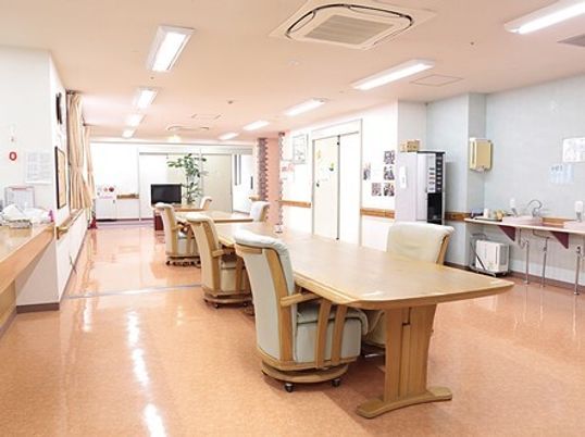 広々とした明るい食堂