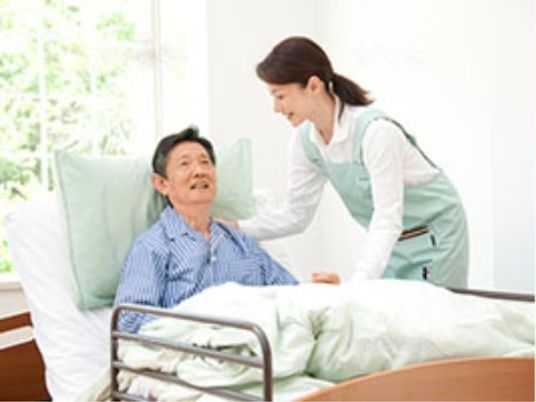 明るい居室での介助シーン