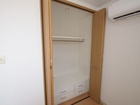整頓された洋室のクローゼット