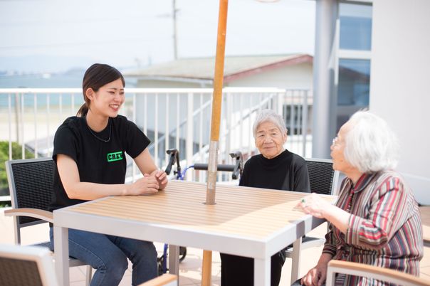 屋外テーブルで会話する人々