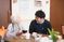 笑顔で会話する食堂