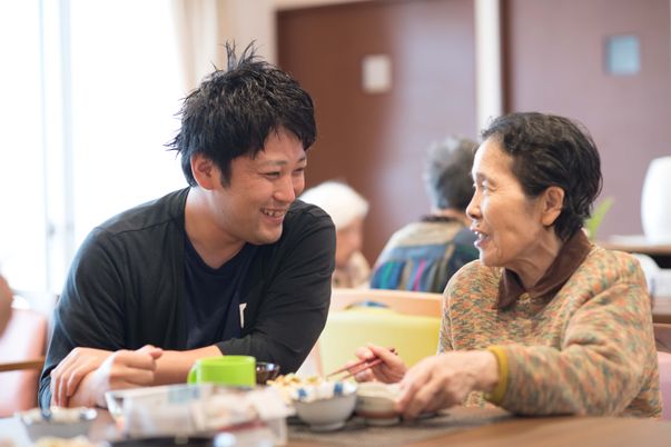 食事時の笑顔の瞬間