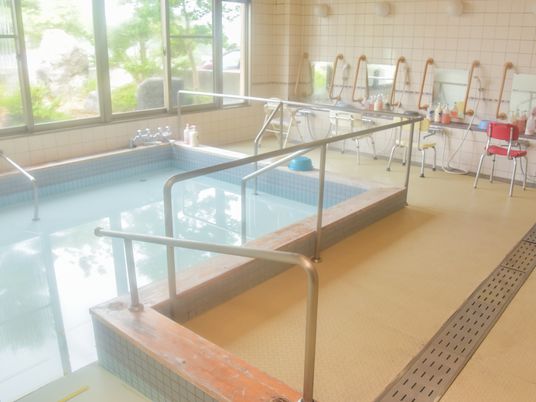 明るい浴室の様子