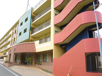 カラフルな建物のエントランス