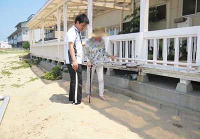 説明する男性と女性