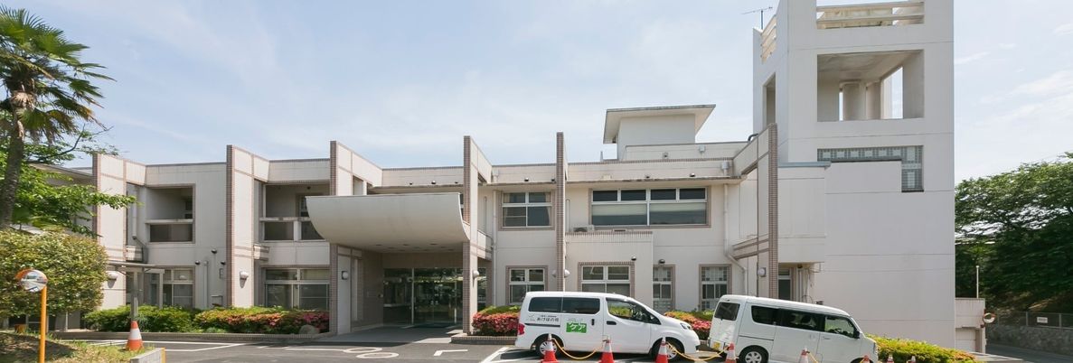 緑に囲まれた建物外観