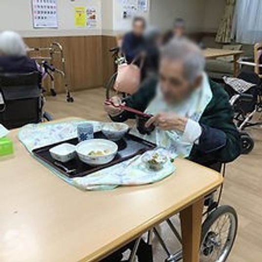 の作成例: 「食事をする利用者の様子」