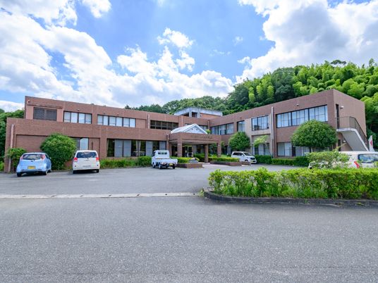 広々とした緑豊かな外観