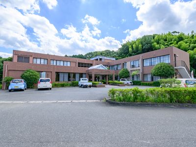 広々とした緑豊かな外観