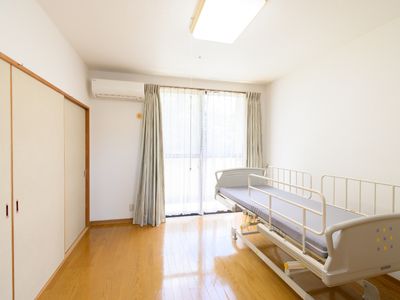 明るい個室の居室