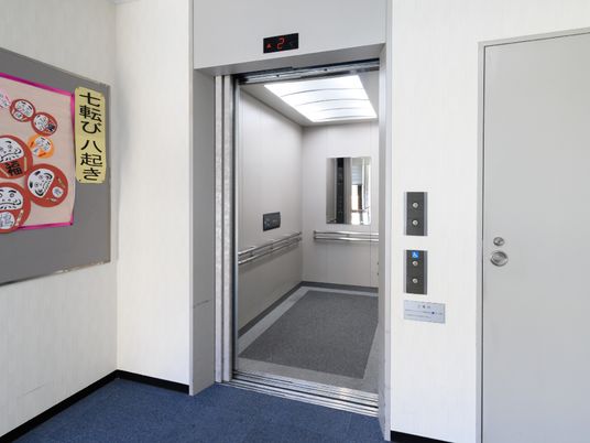 廊下のエレベーター口