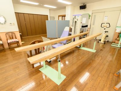 機能訓練器具が並ぶ空間