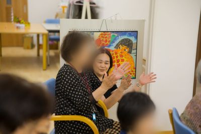 手を挙げる参加者