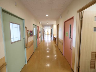 明るく清潔な廊下