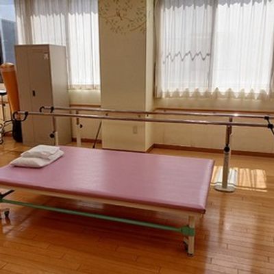 機能訓練室のベッドと歩行訓練器