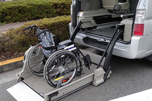 車椅子リフト付きの車