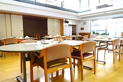 明るい食堂のテーブル