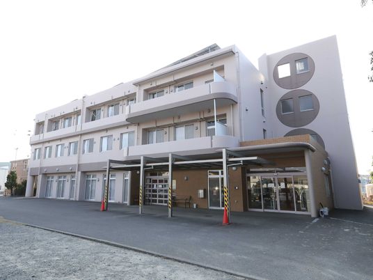 現代的な外観の建物