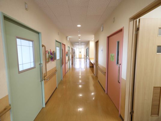 明るく清潔な廊下