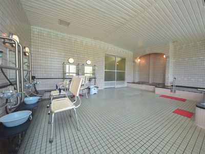 明るい広々とした浴室