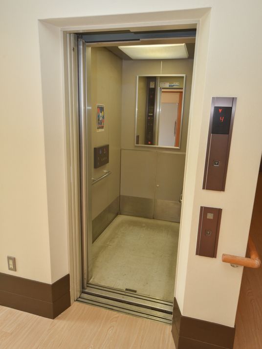 開いたエレベーターの扉