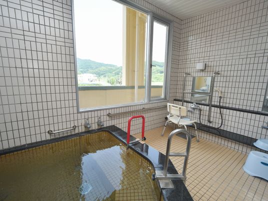 明るい和風の浴室