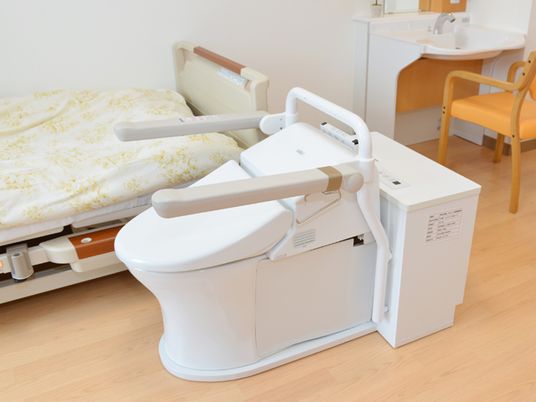 介護用トイレとベッド