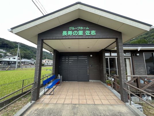 緑の看板の施設入り口