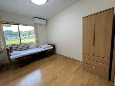 居室のエアコンとベッド