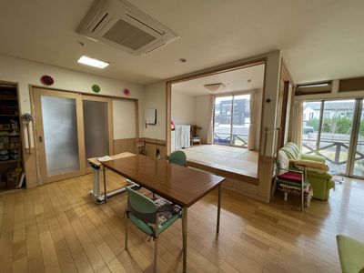 木目調の落ち着いた多目的室