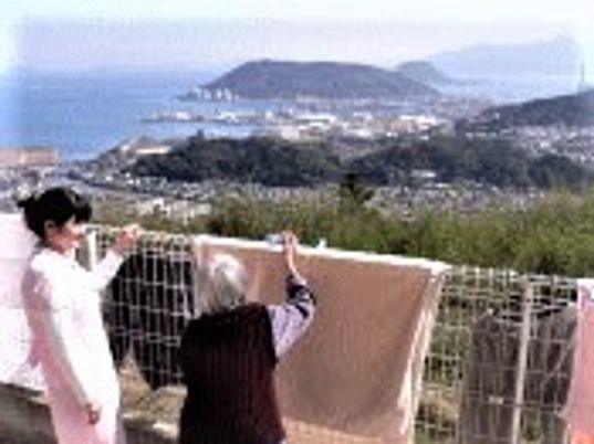 海を望む屋外の洗濯