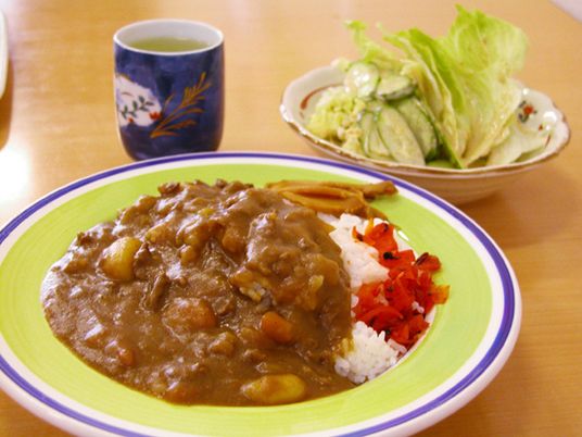 手作りカレーの盛り付け