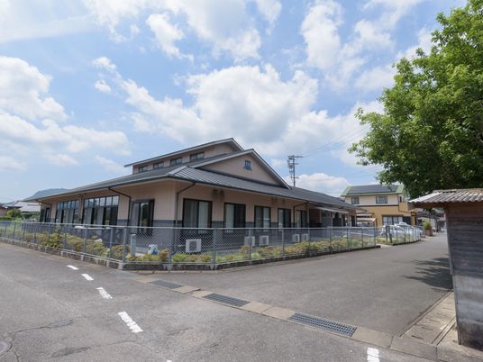 広々とした建物の外観