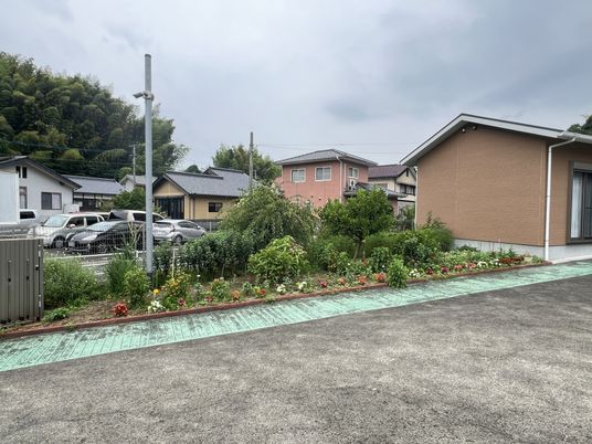 ゆったりした庭のある外観