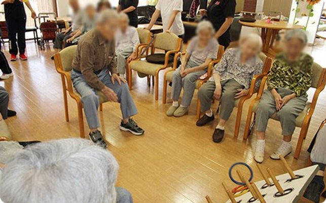 交流する人々の場面