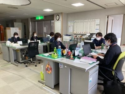 スタッフが働く様子