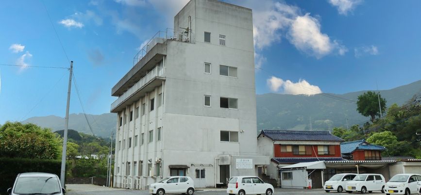 静かな山間の建物外観