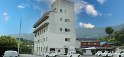 静かな山間の建物外観