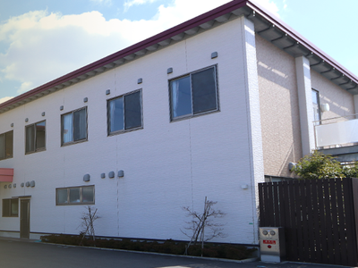 白い外壁の建物外観